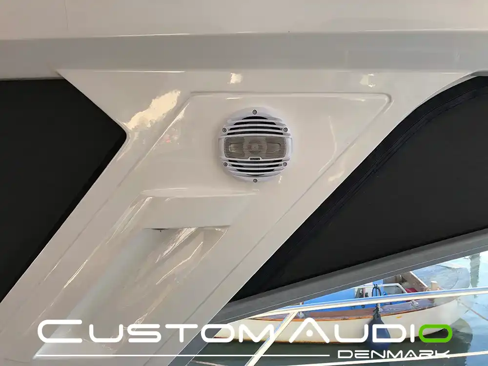 Custom Audio marine stereo monteringsbillede Sealine sc35